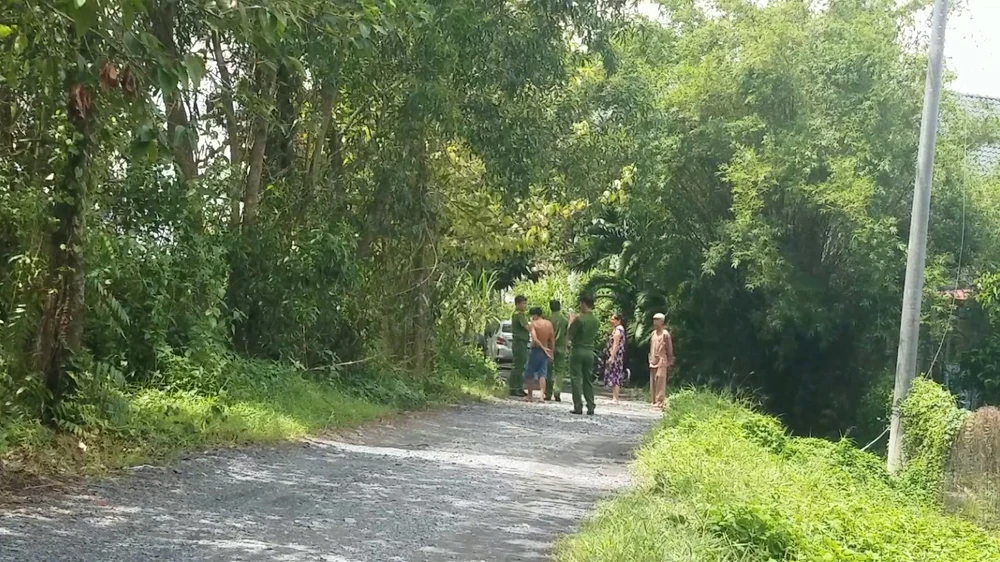 Công an khám nghiệm hiện trường, lấy lời khai làm rõ vụ việc. Ảnh: NT