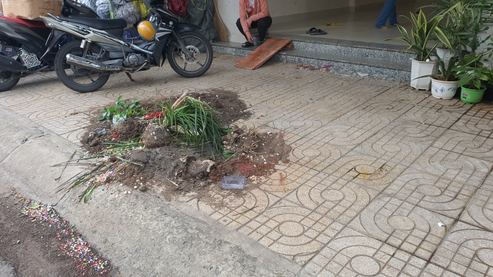 Đến ngày 7-9, đất cát vẫn còn chất đống trước nhà chị S. Ảnh: NT