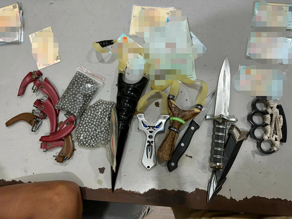 Một số tang vật mà nhóm này mang theo bị công an thu giữ. Ảnh: NT