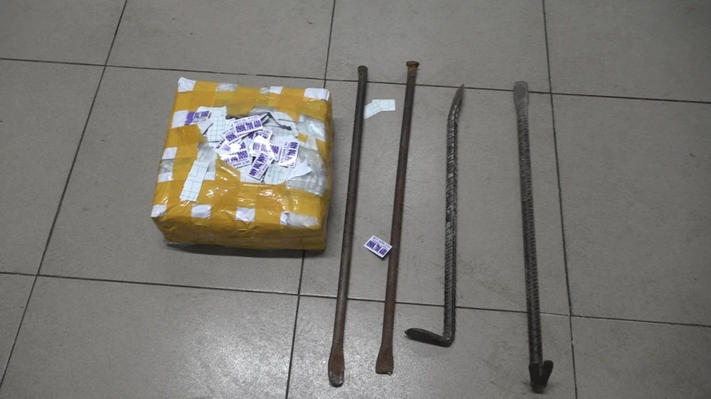 Các tang vật bị công an thu giữ. Ảnh: CA