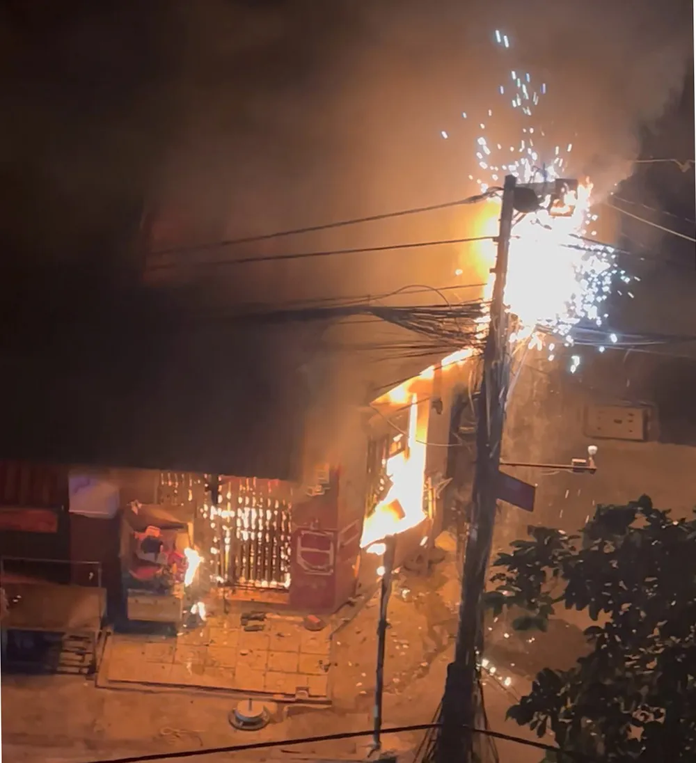 Đám cháy bùng phát từ căn nhà đồng thời là tiệm kinh doanh thực phẩm khiến hai trẻ em tử vong. Ảnh: NT Đám cháy bùng phát từ căn nhà đồng thời là tiệm kinh doanh thực phẩm khiến hai trẻ em tử vong. Ảnh: NT