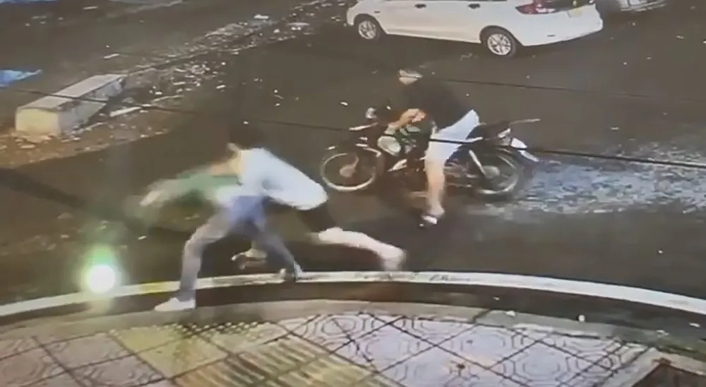 Nam tài xế xe ôm bị tấn công, cướp xe máy. Ảnh cắt từ clip Nam tài xế xe ôm bị tấn công, cướp xe máy. Ảnh cắt từ clip