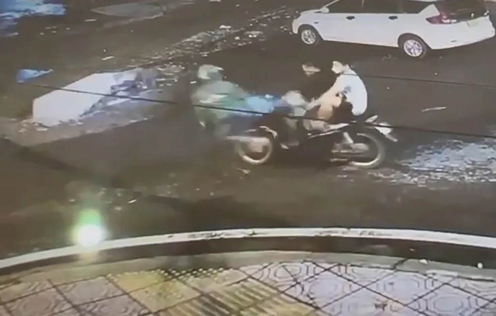 Nạn nhân phản kháng nhưng bất thành. Ảnh cắt từ clip Nạn nhân phản kháng nhưng bất thành. Ảnh cắt từ clip