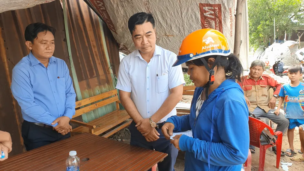 Ông Nguyễn Thành Nhân, Bí thư Đảng ủy xã Vĩnh Lộc B (áo trắng), cùng đại diện các đoàn thể địa phương đã đến thăm hỏi, động viên gia đình chị Cum Bọ. Ảnh: NT Ông Nguyễn Thành Nhân, Bí thư Đảng ủy xã Vĩnh Lộc B (áo trắng), cùng đại diện các đoàn thể địa phương đã đến thăm hỏi, động viên gia đình chị Cum Bọ. Ảnh: NT