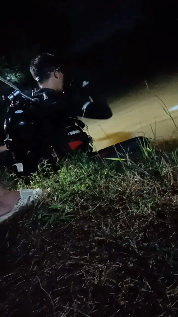 Đến gần 0 giờ ngày 12-9, thi thể của hai con chị Bọ được lực lượng chức năng tìm thấy. Ảnh: GĐCC Đến gần 0 giờ ngày 12-9, thi thể của hai con chị Bọ được lực lượng chức năng tìm thấy. Ảnh: GĐCC