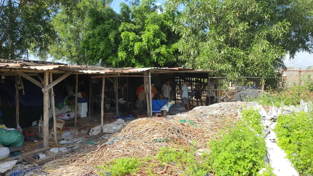 Nơi ở xập xệ của gia đình bốn người. Ảnh: NT Nơi ở xập xệ của gia đình bốn người. Ảnh: NT