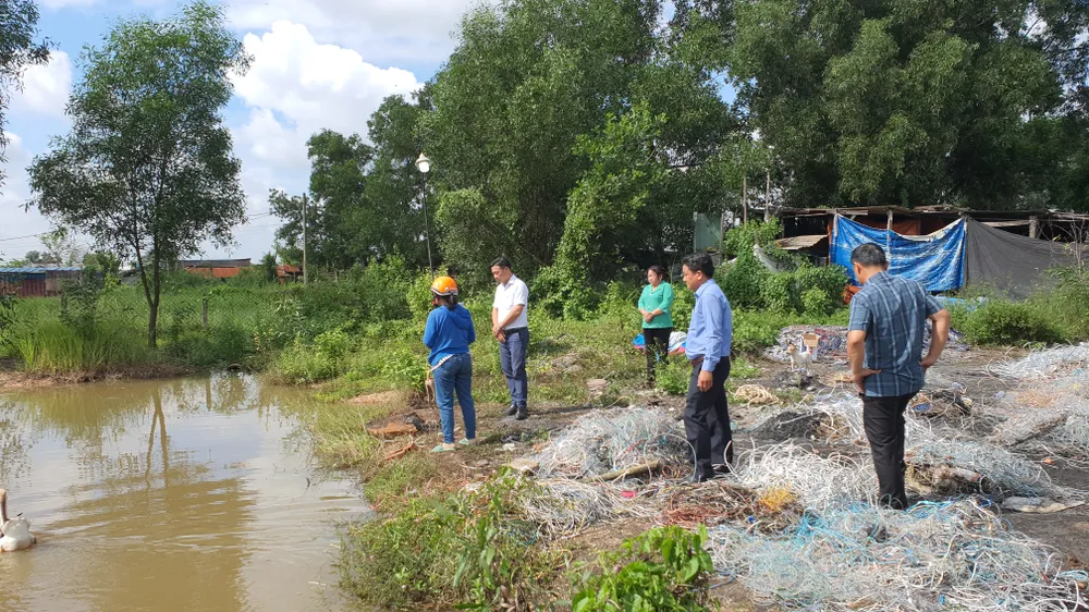 Ao nước nơi xảy ra vụ chết đuối là ao do người dân múc đất lên để tôn cao nền, không phải ao tự nhiên. Ảnh: NT Ao nước nơi xảy ra vụ chết đuối là ao do người dân múc đất lên để tôn cao nền, không phải ao tự nhiên. Ảnh: NT