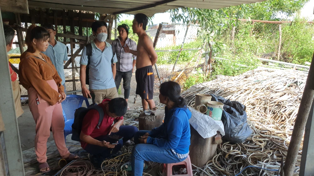 Những hàng xóm đến chia sẻ với gia đình nạn nhân. Ảnh: NT