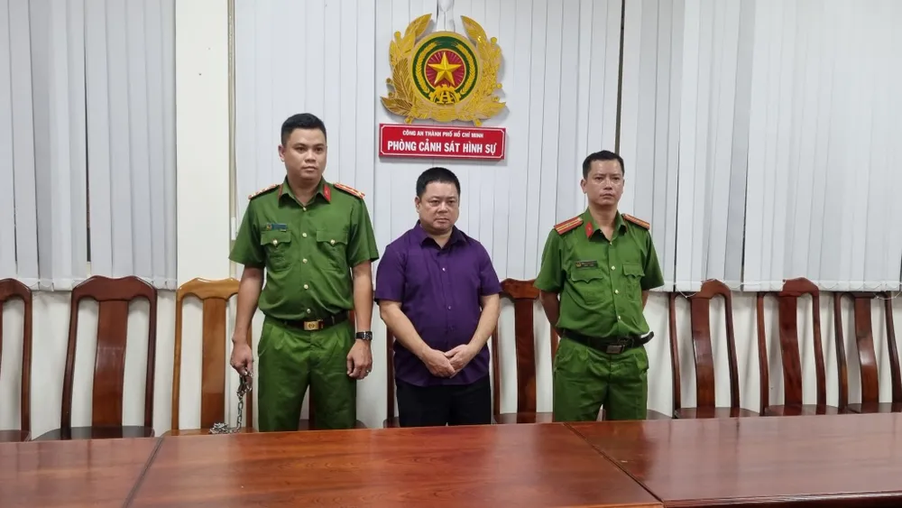 Công an bắt ông Chung để điều tra về tội lừa đảo chiếm đoạt tài sản. Ảnh: CA