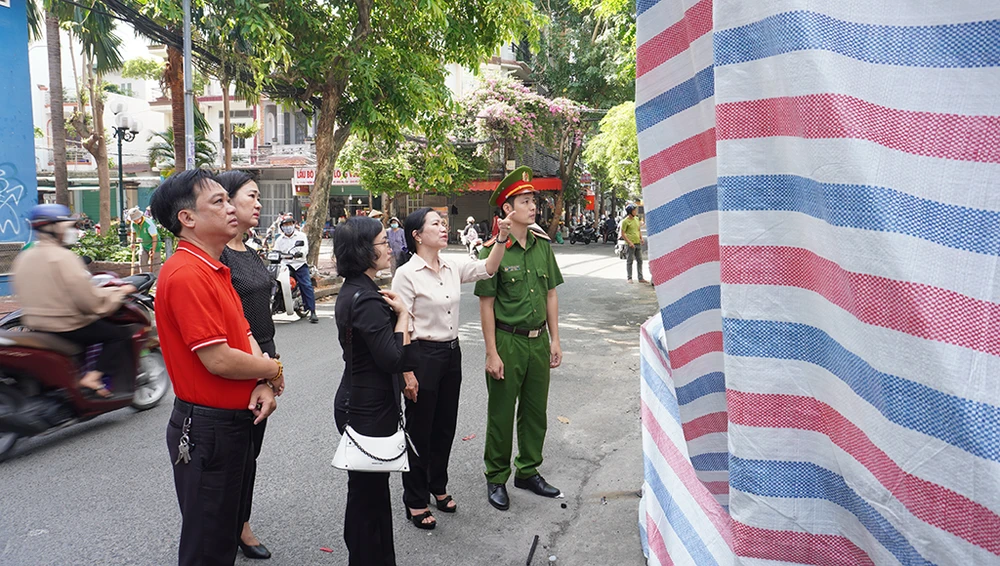 Lãnh đạo Quận ủy, UBND quận Gò Vấp tới hiện trường và thăm hỏi, động viên gia đình hai trẻ em tử vong trong vụ cháy trên địa bàn. Ảnh: NT