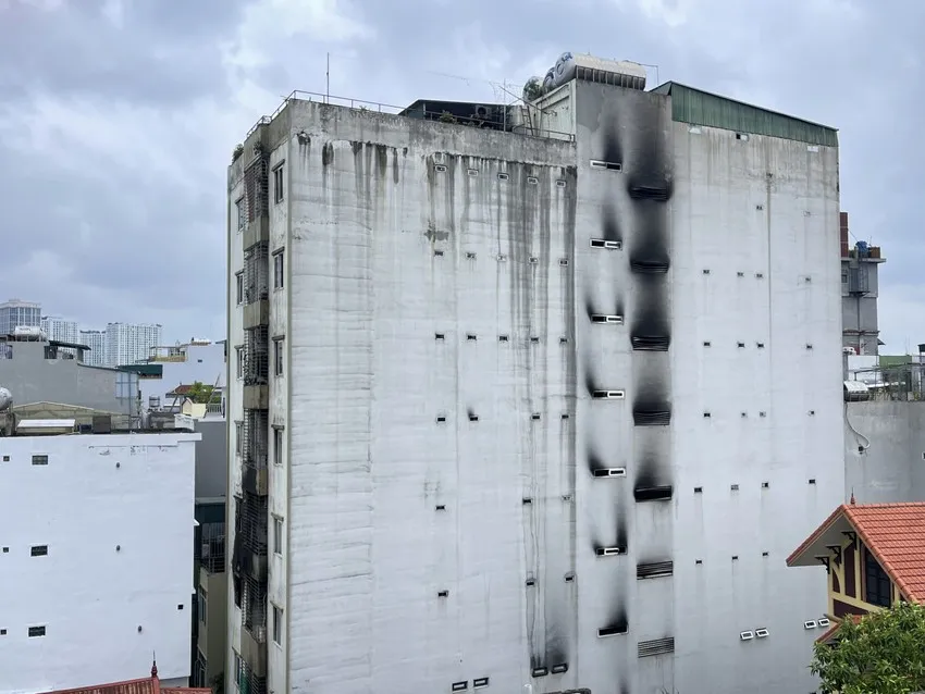Hiện nguyên nhân vụ cháy chung cư mini ở TP Hà Nội vẫn đang được cơ quan chức năng điều tra. Ảnh: PLO