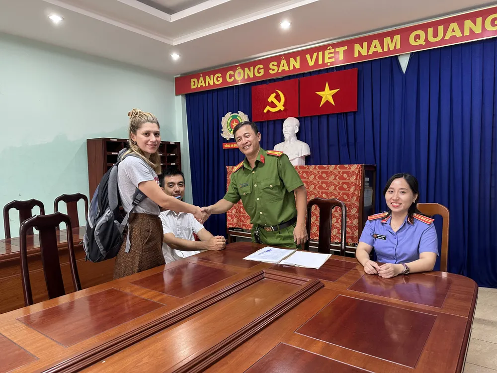 Công an trao trả lại tài sản là chiếc điện thoại cho nữ giáo viên người nước ngoài. Ảnh: CA cuop-giat-iphone-cua-nu-giao-vien.jpg