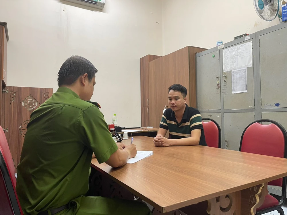 Công an lấy lời khai với Liêm để điều tra. Ảnh: CA di-khach-gia-10-ngan-usd.jpg