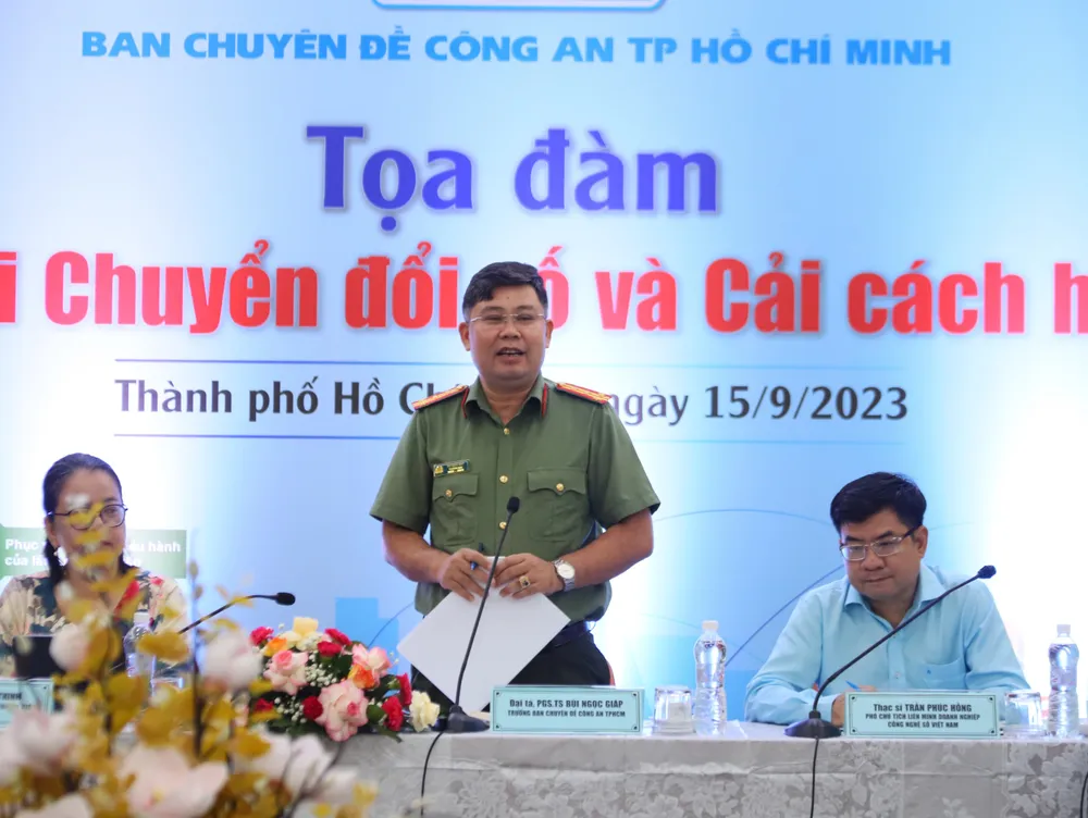Đại tá Bùi Ngọc Giáp, Trưởng Ban Chuyên đề Công an TP.HCM, phát biểu tại buổi lễ. Ảnh: NT toa-dam-chuyen-doi-so.jpg