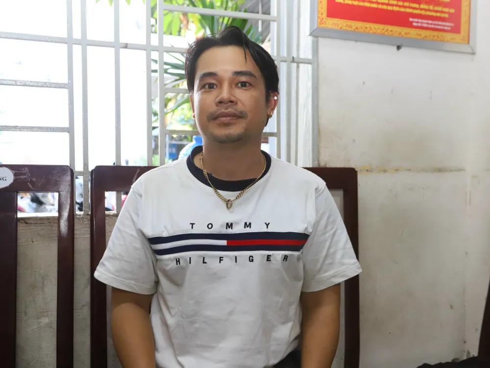 Người đàn ông được xác định thường chụp ảnh khỏa thân của các cô gái để ép tiếp khách. Ảnh: CA xin-viec-massage-ep-chup-anh-khoa-than-de-tiep-khach-tru-no-2.jpg
