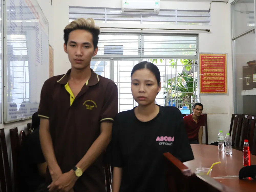 Huệ (bên phải) và nhân tình được xác định cầm đầu đường dây. Ảnh: CA xin-viec-massage-ep-chup-anh-khoa-than-de-tiep-khach-tru-no-3.jpg