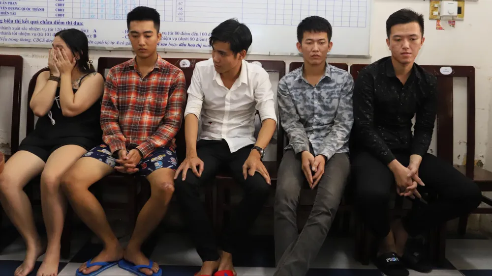 Công an bắt nhóm người ép các cô gái tiếp khách trên địa bàn để thu tiền. Ảnh: CA xin-viec-massage-ep-chup-anh-khoa-than-de-tiep-khach-tru-no.jpg