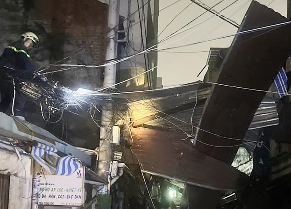 Giông lốc khiến mái tôn chung cư rơi trúng nhiều nhà dân trên địa bàn quận 5. Ảnh: CA giong-loc-cay-do-nha-toc-mai-5.jpg