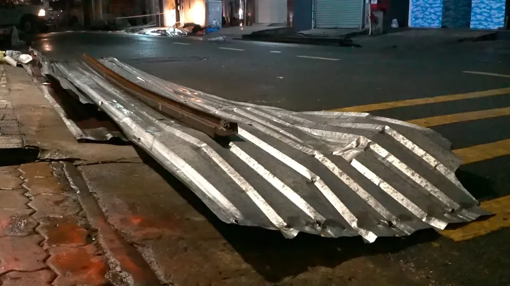 Đến tối cùng ngày, cơ quan chức năng cơ bản xử lý xong hiện trường các vụ nhà tốc mái và cây bật gốc trên địa bàn TP.HCM. Ảnh: HT giong-loc-cay-do-nha-toc-mai-6.jpg