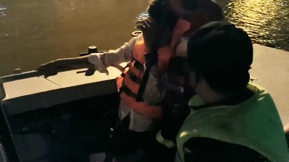 Công an TP.HCM cứu sống 1 thanh niên nhảy cầu Sài Gòn tự tử