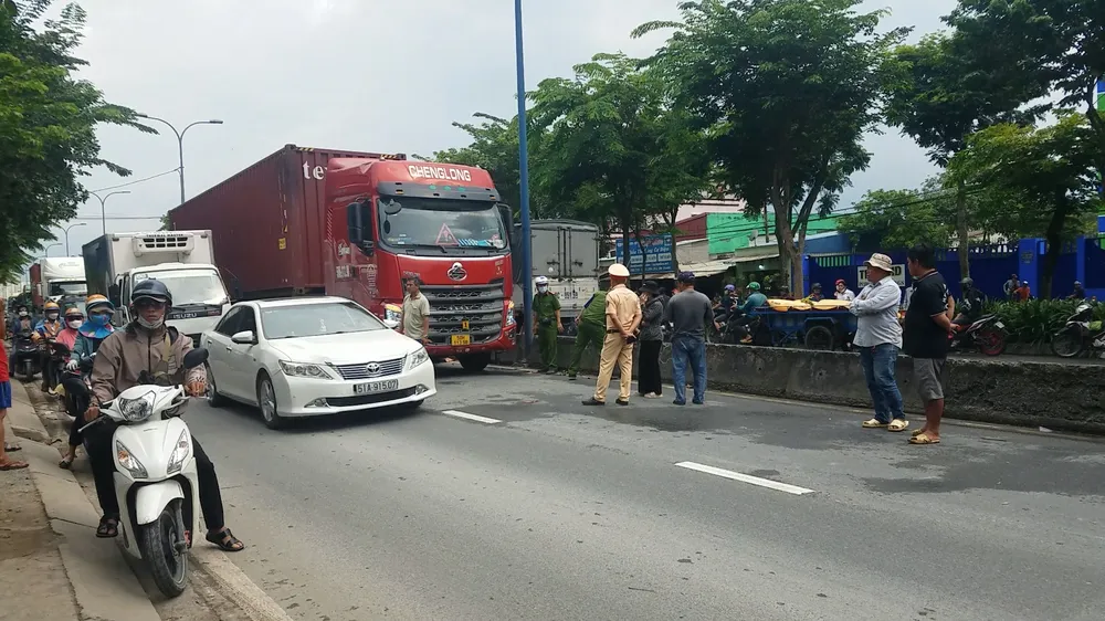 Công an sau đó xử lý hiện trường, điều tra nguyên nhân. Ảnh: HT dat-bo-xe-dap-bang-qua-duong-bi-container-cuon-vao-gam-3.jpg