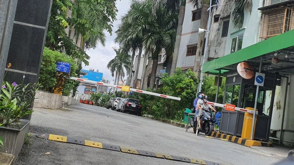 Hiện vụ việc người đàn ông rơi lầu, tử vong đang được công an điều tra. Ảnh: HT nguoi-dan-ong-roi-lau-chung-cu-8x-dam-sen.jpg