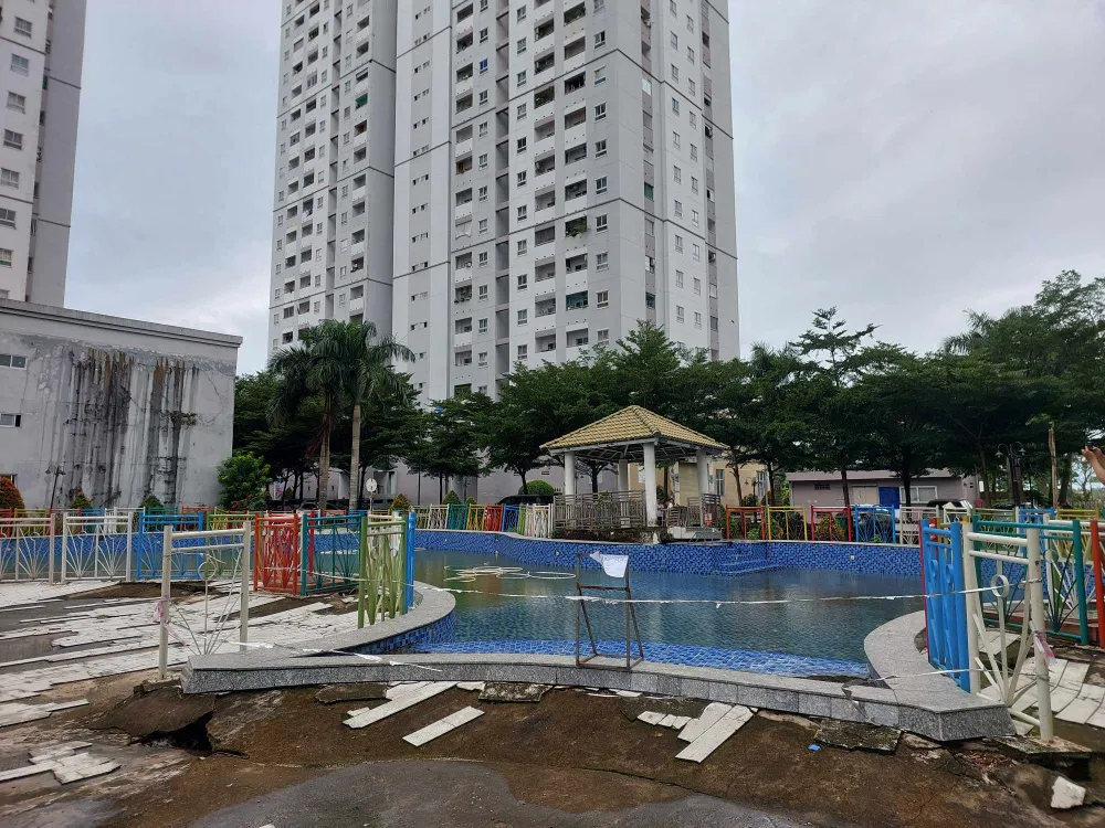 Khu vực hồ bơi nơi xảy ra vụ đuối nước. Ảnh: HT be-gai-5-tuoi-duoi-nuoc-chung-cu-hoang-quan-2.jpg