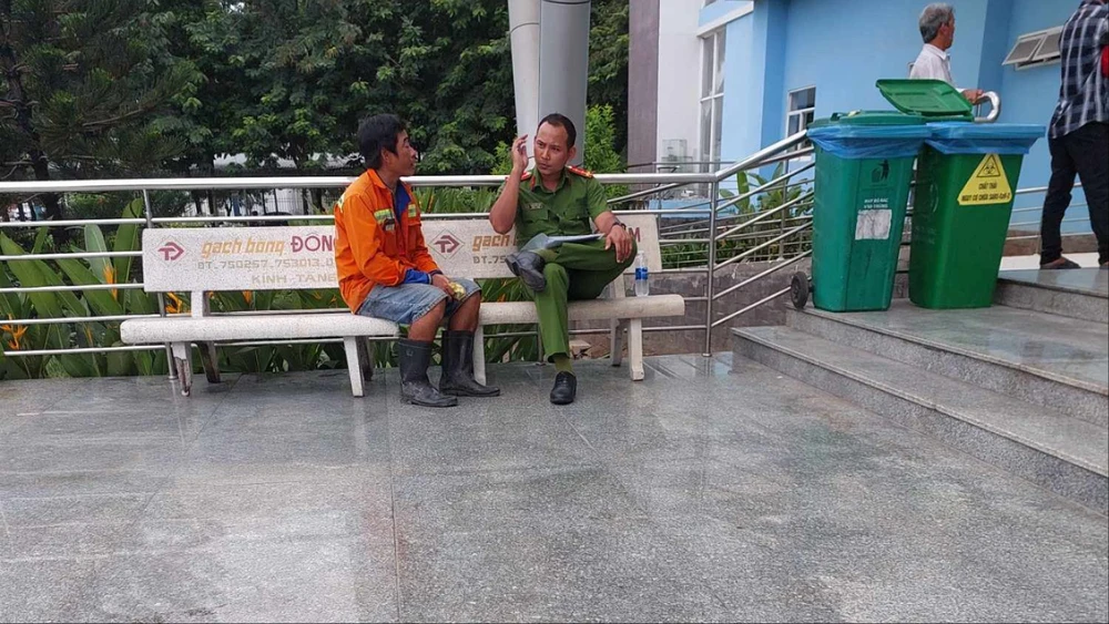 Công an sau đó lấy lời khai, làm rõ vụ việc. Ảnh: HT be-gai-5-tuoi-duoi-nuoc-chung-cu-hoang-quan.jpg