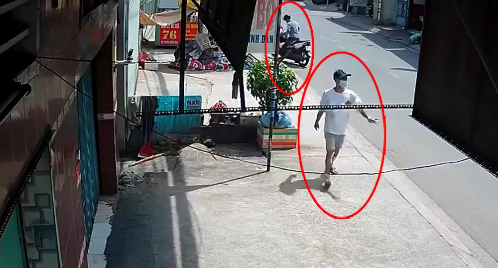 Sau khi phát hiện đồng phạm đã lấy tài sản thành công, người đàn ông cũng quay xe rời đi cùng hướng. Ảnh: Cắt từ clip dan-canh-mua-ve-so-lay-trom-220-to-ve-so-va-7-trieu-2.jpg