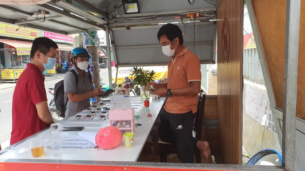Anh K cho biết số tài sản mất tương đương một tháng bán vé số của hai mẹ con anh. Ảnh: NT dan-canh-mua-ve-so-lay-trom-220-to-ve-so-va-7-trieu-4.jpg