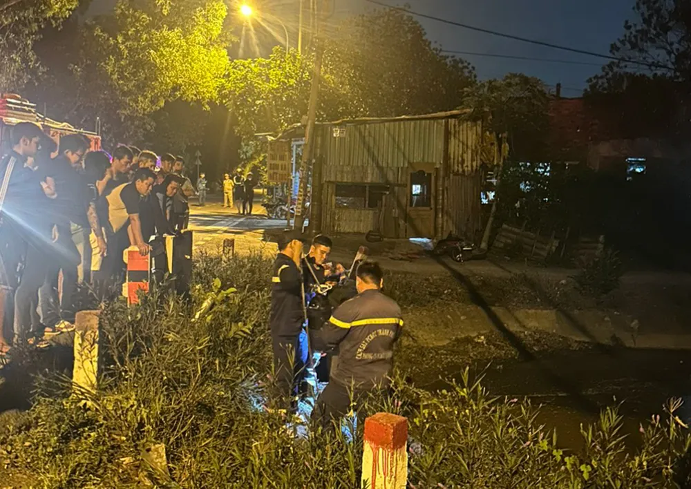 Sau khi nhận được thông tin, Đội Cảnh sát PCCC&CNCH, Công an huyện Bình Chánh đã đến hiện trường tìm kiếm nạn nhân té kênh. Ảnh: HT thay-vet-mau-tren-cong-tim-thay-nguoi-dan-ong-te-kenh-chet.jpg
