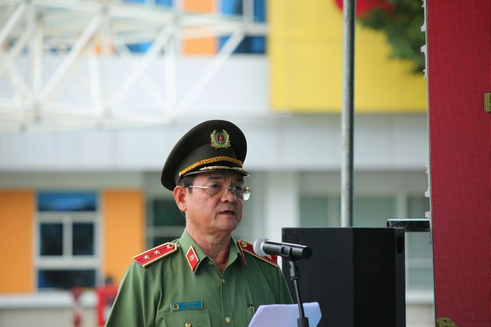 Trung tướng Lê Hồng Nam, Giám đốc Công an TP.HCM chỉ đạo công tác diễn tập. Ảnh: CA cong-an-tphcm-dien-tap-chua-chay-tai-benh-vien-nhi-dong-tp.jpg