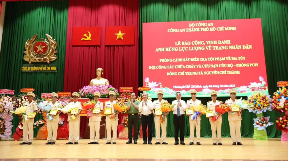 cong-an-tphcm-vinh-danh-3-don-vi-ca-nhan-anh-hung-llvtnd.jpg