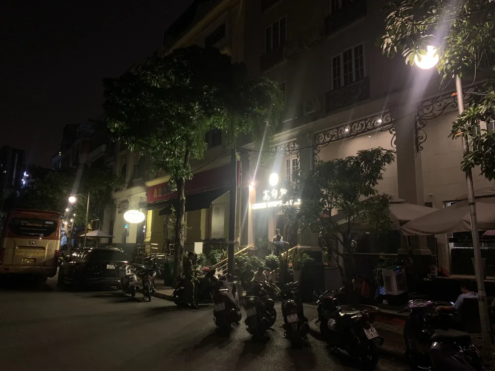 Trước đó, ngày 3-10, công an đã kiểm tra hành chính nhà hàng, phát hiện có bốn người là các cô gái và người Hàn Quốc đi vui vẻ tại một khách sạn trên địa bàn quận 7. Ảnh: CA nha-hang-han-quoc-co-180-tiep-vien-nu-chuyen-chieu-khach-toi-ben-o-quan-7-4.jpg