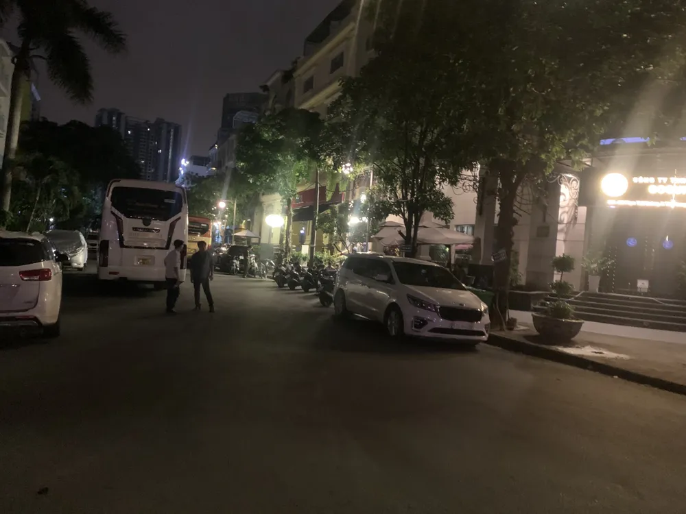 Công an đưa nhiều người về trụ sở để làm rõ vụ việc. Ảnh: CA nha-hang-han-quoc-co-180-tiep-vien-nu-chuyen-chieu-khach-toi-ben-o-quan-7-5.jpg