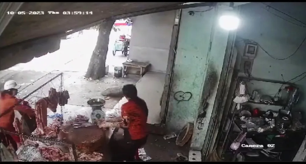 Vụ việc khiến mắm tôm dính vào quầy và người bà M. Ảnh cắt từ clip tat-mam-tom-vao-quay-thit-heo-o-binh-tan-2.jpg