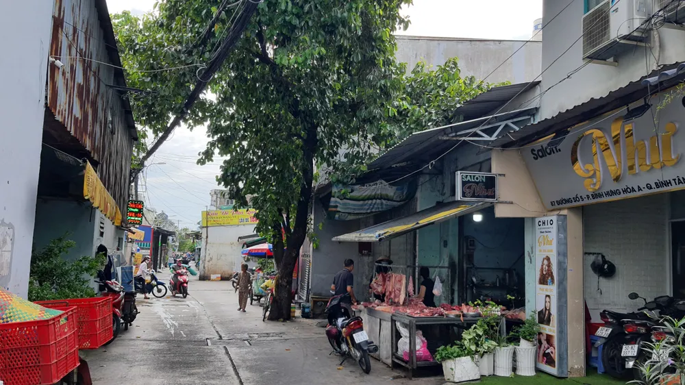 Vụ việc tạt mắm tôm vào quầy thịt heo hiện đang được công an điều tra, làm rõ. Ảnh: HT tat-mam-tom-vao-quay-thit-heo-o-binh-tan-3.jpg