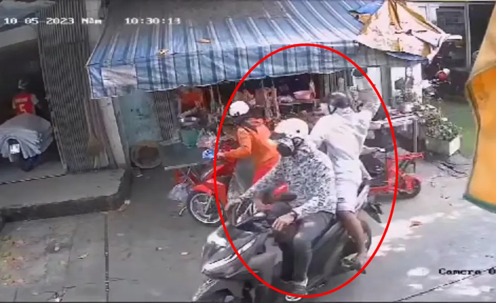 Nam thanh niên ngồi sau tạt mắm tôm vào quầy thịt heo trên đường số 5, phường Bình Hưng Hòa A. Ảnh cắt từ clip tat-mam-tom-vao-quay-thit-heo-o-binh-tan.jpg