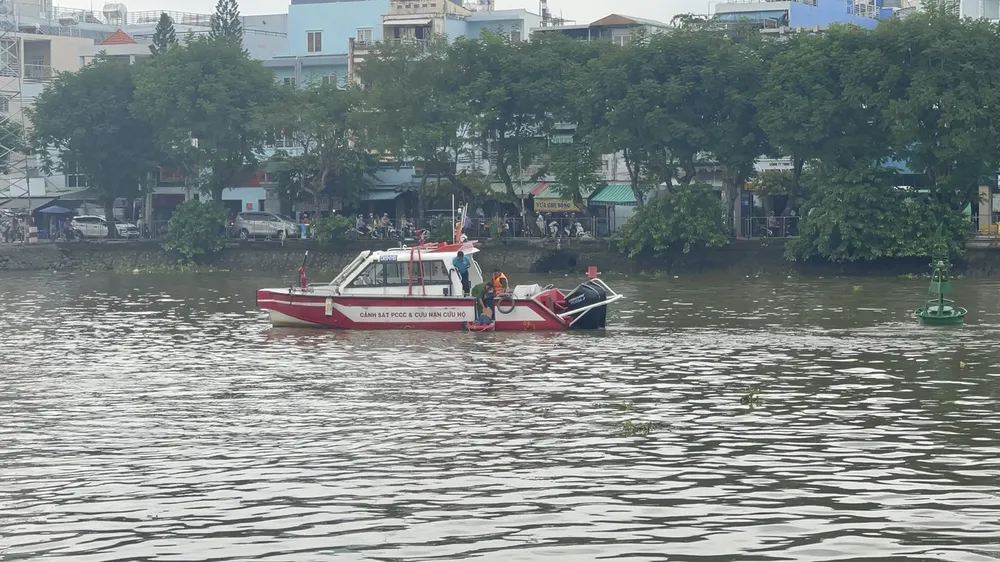 Cảnh sát sau đó bàn giao nam thanh niên cho gia đình và công an địa phương để xử lý. Ảnh: CA thanh-nien-nhay-cau-kenh-te-may-man-duoc-canh-sat-cuu.jpg