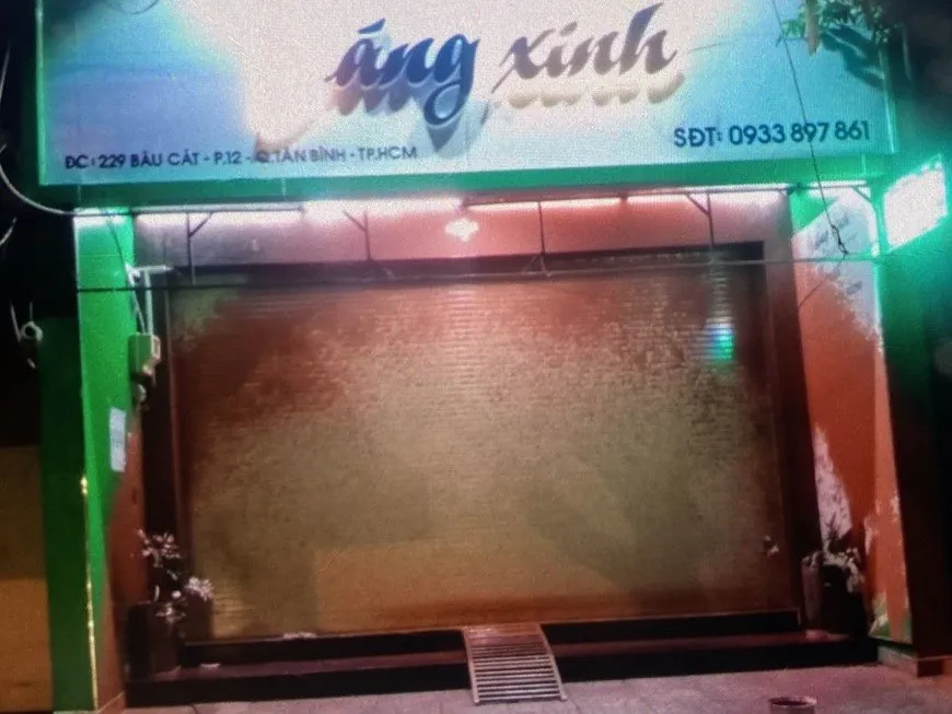 Căn nhà trên đường Bàu Cát bị tạt sơn, chất bẩn. Ảnh: CA tu-vu-tat-son-mam-tom-o-tan-binh-cong-an-bat-nhom-vay-lai-nang-324-3.jpg