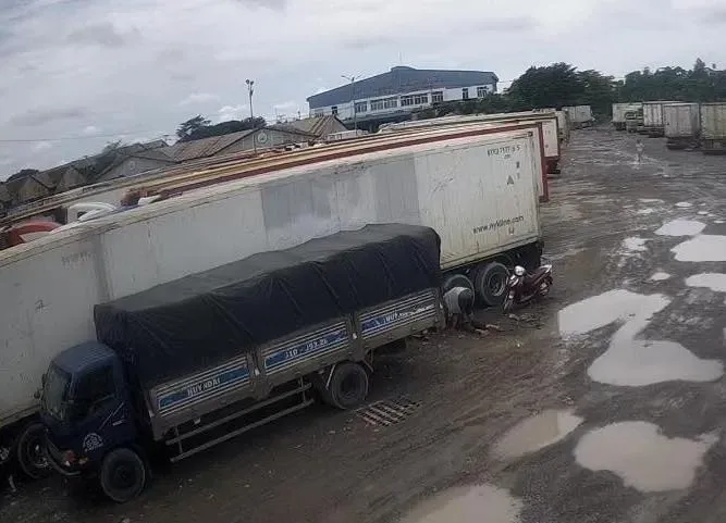 Diễn biến vụ việc bà Dung tấn công nạn nhân được camera an ninh ghi lại. Ảnh cắt từ clip khoi-to-tam-giam-nguoi-phu-nu-sat-hai-co-gai-cho-dau-moi-thu-duc-2.jpg