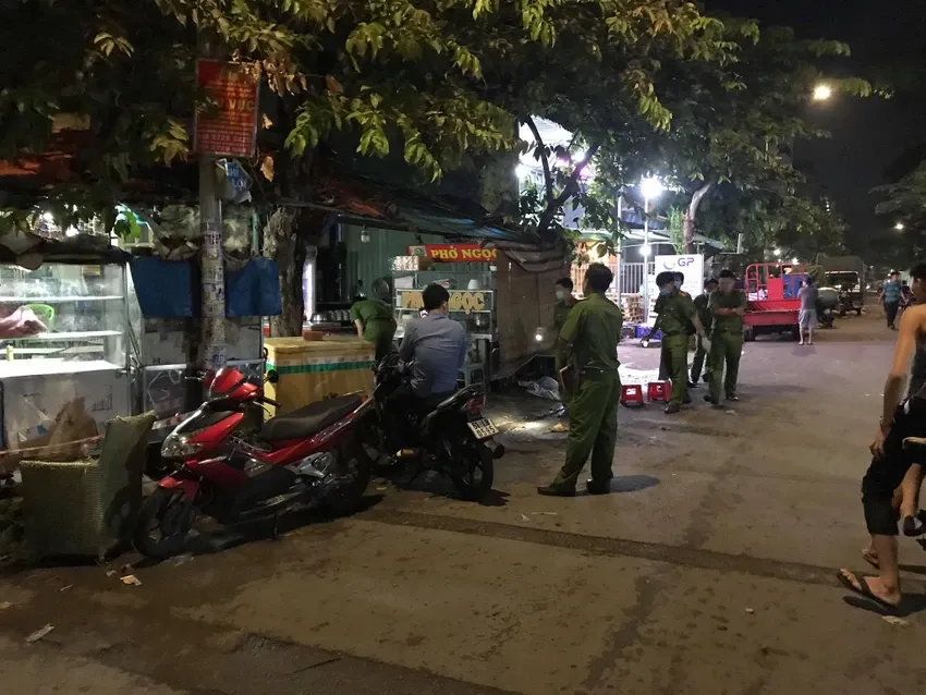Công an sau đó khám nghiệm hiện trường, điều tra vụ việc. Ảnh: CM khoi-to-tam-giam-nguoi-phu-nu-sat-hai-co-gai-cho-dau-moi-thu-duc.jpg