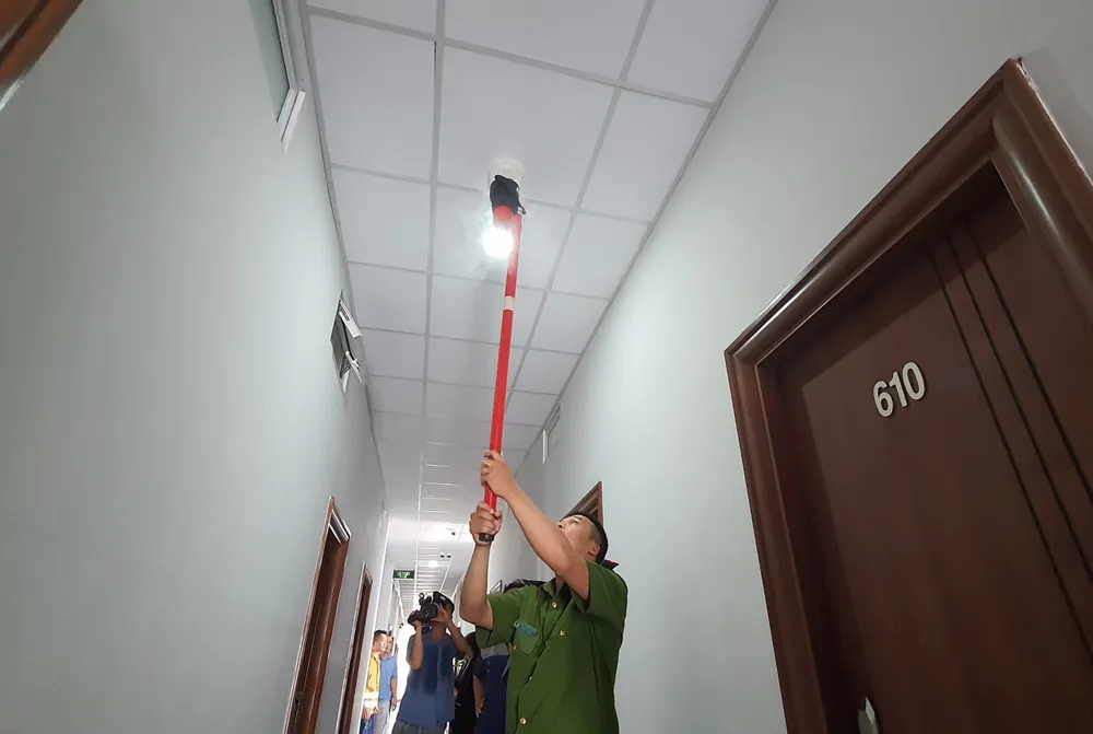 Cảnh sát kiểm tra thực tế hệ thống báo cháy tự động ở nhà trọ. Ảnh: HT canh-sat-kiem-tra-nha-tro-o-tan-phu-phat-hien-doi-du-135-phong-3.jpg
