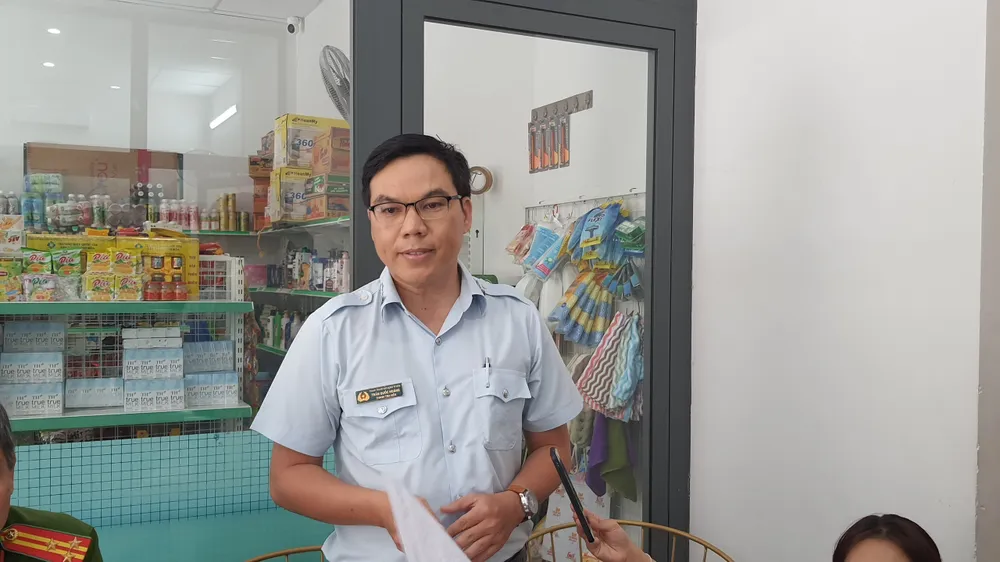 Cơ quan chức năng phát hiện nơi này có quy mô 41 phòng, nhưng kiểm tra thực tế thì phát hiện dôi dư 135 phòng. Ảnh: HT canh-sat-kiem-tra-nha-tro-o-tan-phu-phat-hien-doi-du-135-phong-4.jpg