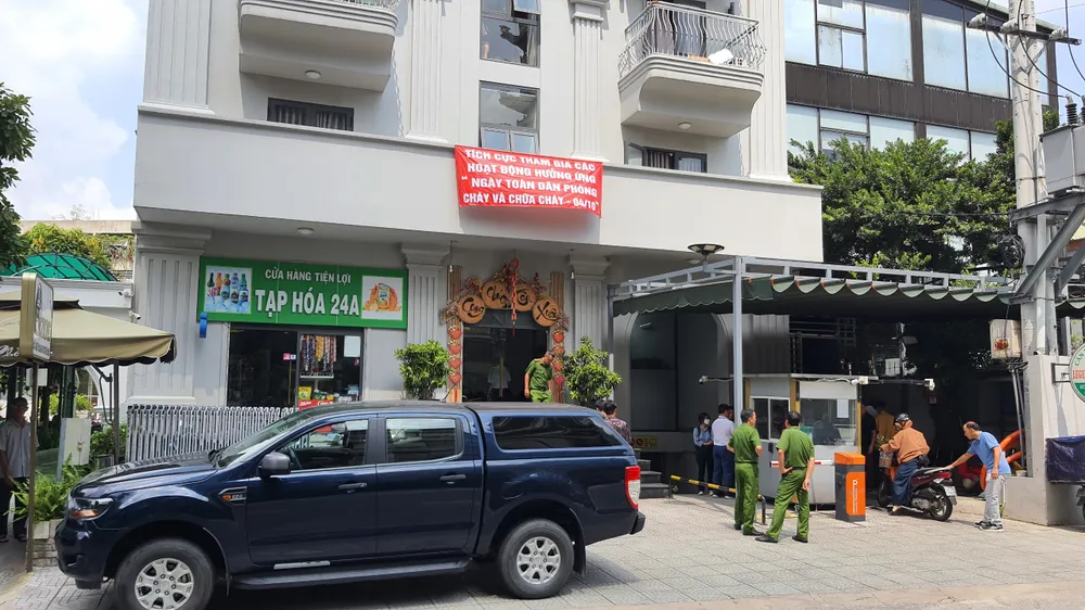 Tổ công tác kiểm tra nhà trọ trên địa bàn quận Tân Phú, ngày 12-10. Ảnh: HT canh-sat-kiem-tra-nha-tro-o-tan-phu-phat-hien-doi-du-135-phong.jpg