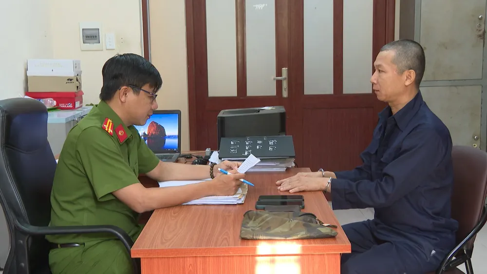 Sau khi có các clip nhạy cảm, Sang đe dọa nạn nhân ép tiếp tục gửi thêm clip và tống tiền. Ảnh: CA nguoi-dan-ong-chuyen-du-do-tre-em-quay-clip-nhay-cam-de-tong-tien-3.jpg
