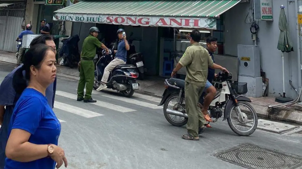 Công an sau đó phong tỏa, xử lý hiện trường để điều tra nguyên nhân. Ảnh: HT nguoi-dan-ong-nghi-ngao-da-cam-dao-chem-nhieu-nguoi-roi-tu-sat-o-quan-3-2.jpg