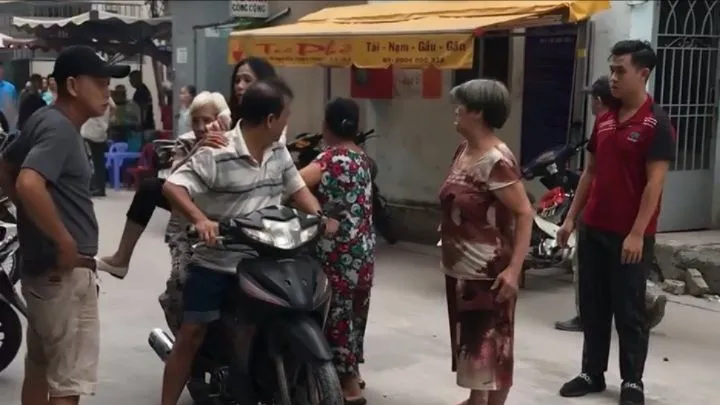 Vụ việc khiến sáu người bị thương, trong đó có cả người già, hiện đang được điều trị tích cực tại các bệnh viện. Ảnh: HT nhan-chung-ke-vu-thanh-nien-nghi-ngao-da-khoa-than-chem-loan-xa-cho-ban-co-7-696-5448.jpg