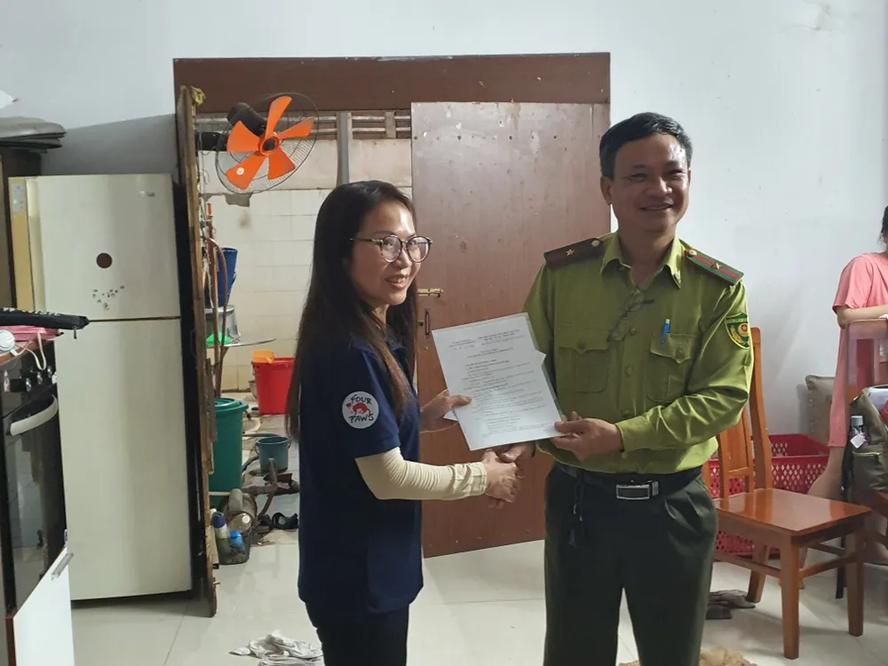 Cá thể gấu được đại diện Trung tâm bảo tồn động vật hoang dã Nước Việt tiếp nhận, đưa về chăm sóc. Ảnh: NT nguoi-dan-ban-giao-gau-ngua-cut-1-tay-nang-gan-2-ta-o-tp-thu-duc-2.jpg