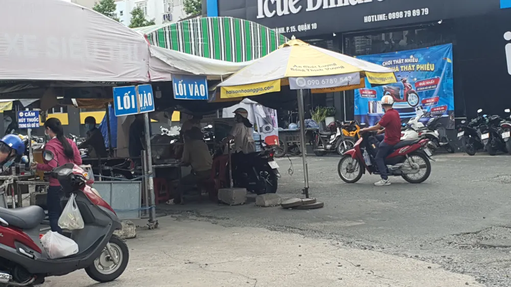 Bãi xe nơi Bảo lấy đi chiếc xe máy của anh H. Ảnh: NT da-bat-duoc-nam-thanh-nien-trom-vi-dien-thoai-roi-lua-nan-nhan-lay-xe-may-4.jpg